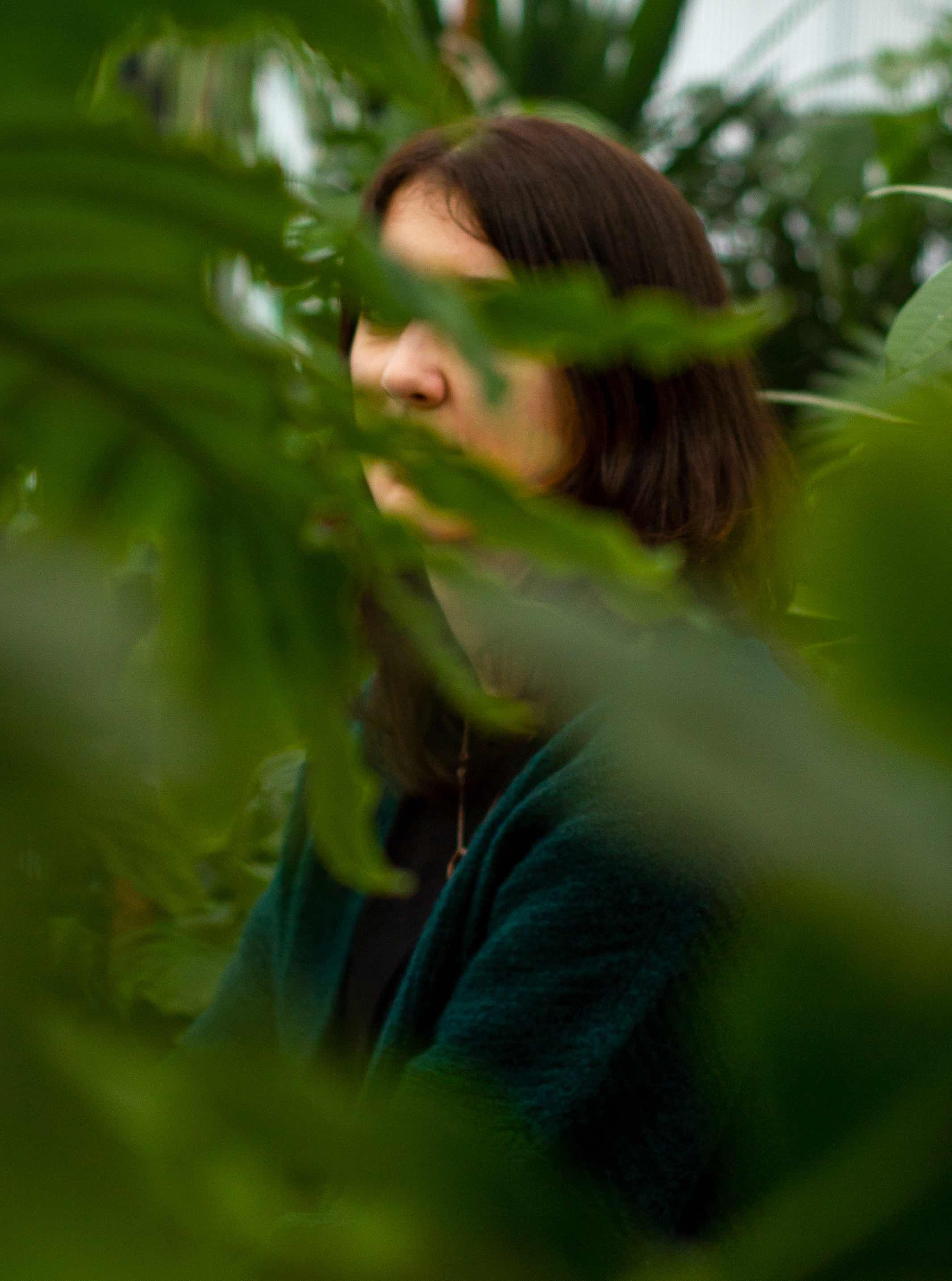 Bild von versteckter Frau