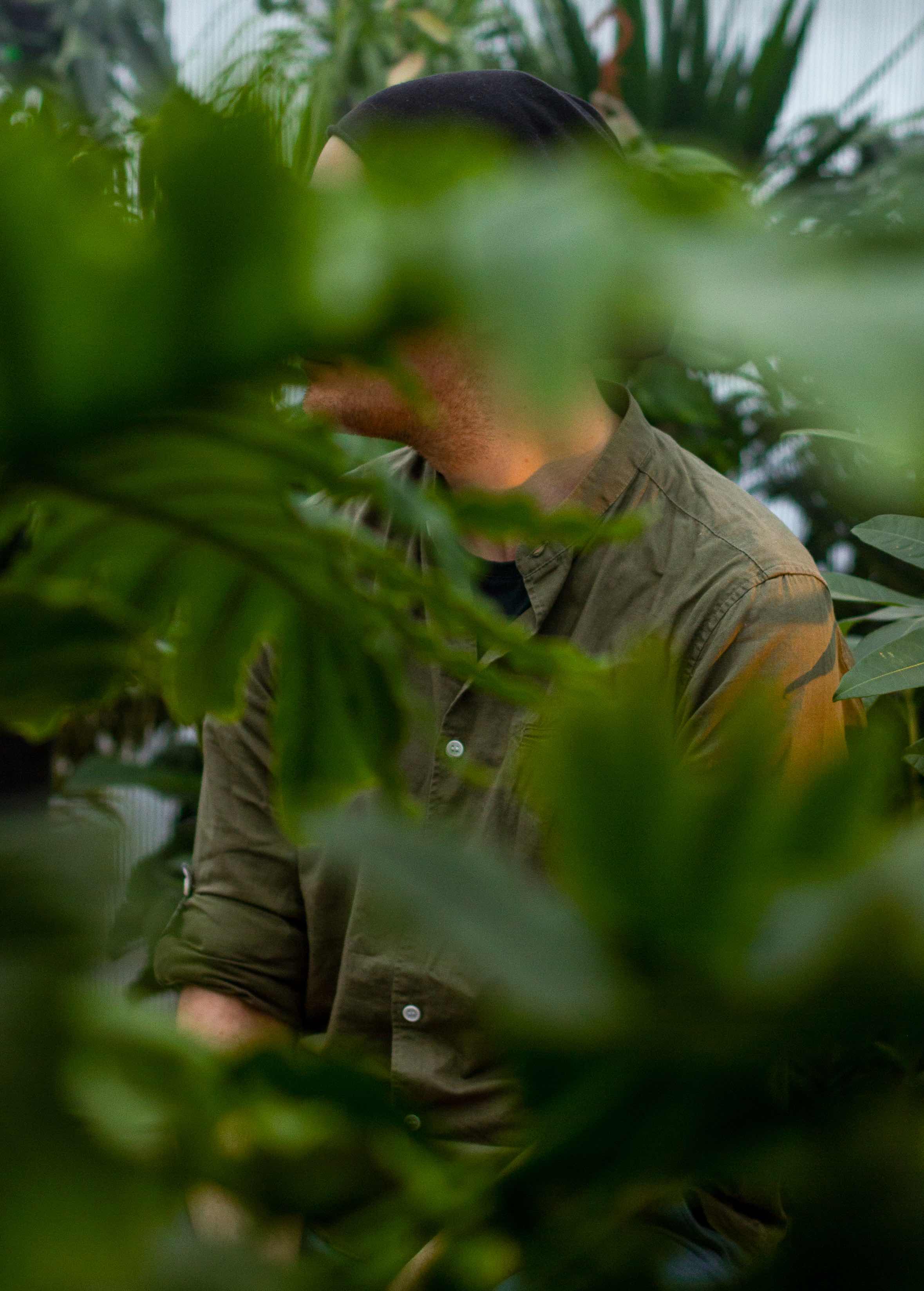 Bild von verstecktem Mann