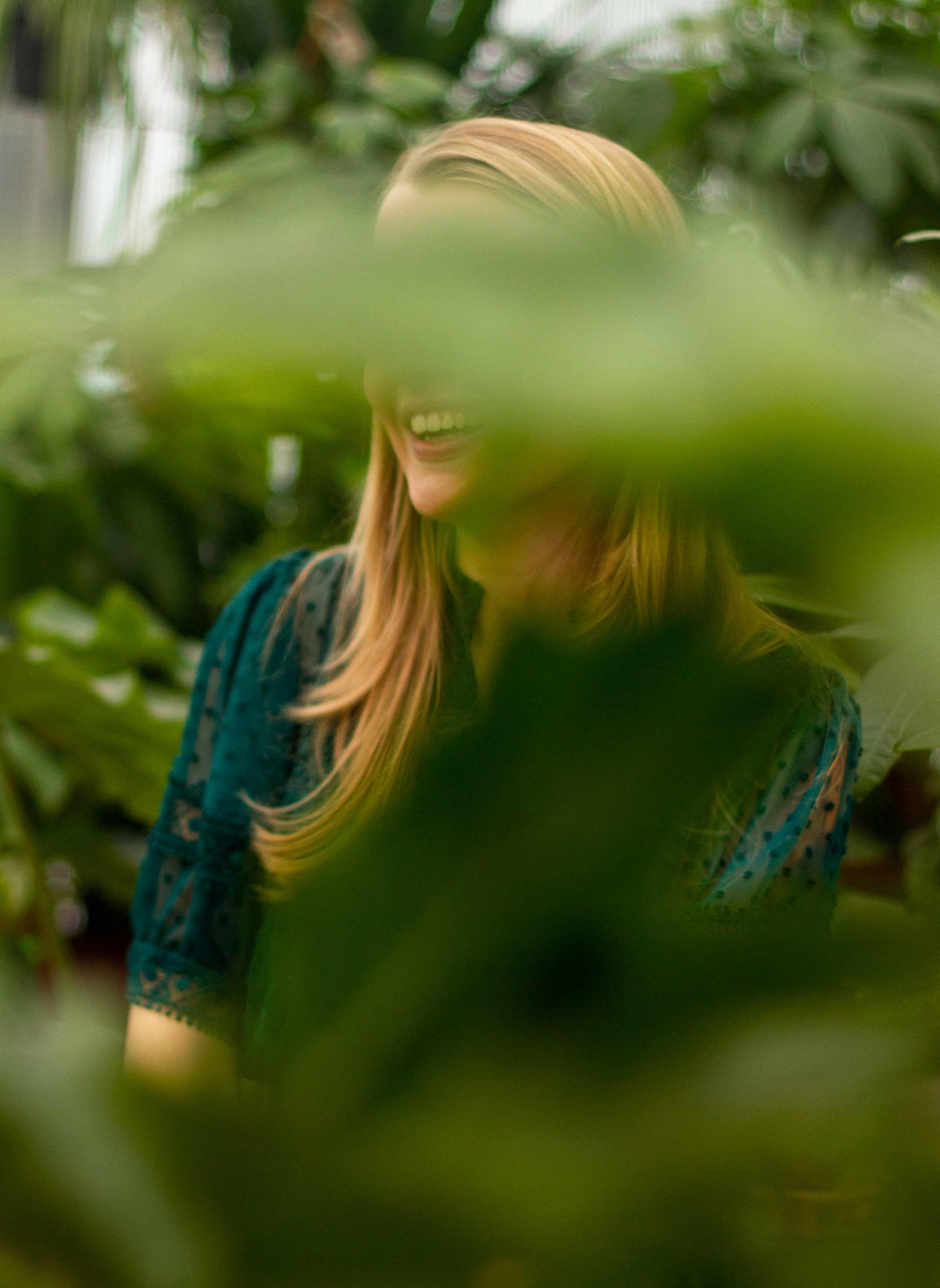 Bild von versteckter Frau